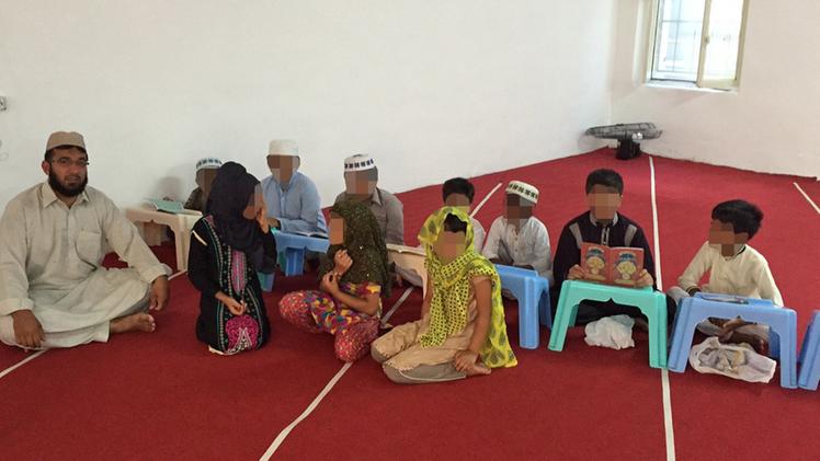 Lezione di catechismo: l’imam Alì insegna il Corano ai bambini nel centro di culto di San Michele