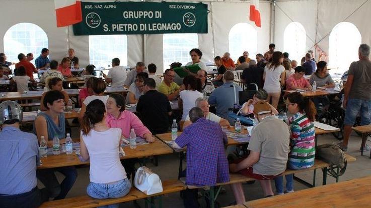 Il pranzo organizzato dagli alpini di San Pietro per i disabili