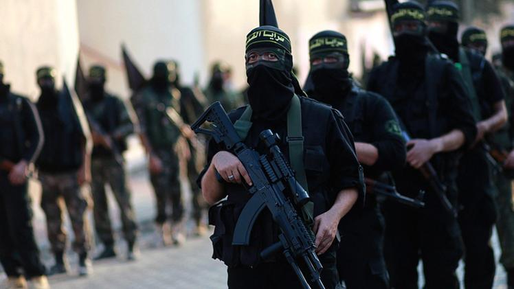 Marcia di militanti dell’Isis: non è raro che vengano diffuse immagini simili dagli stessi appartenenti