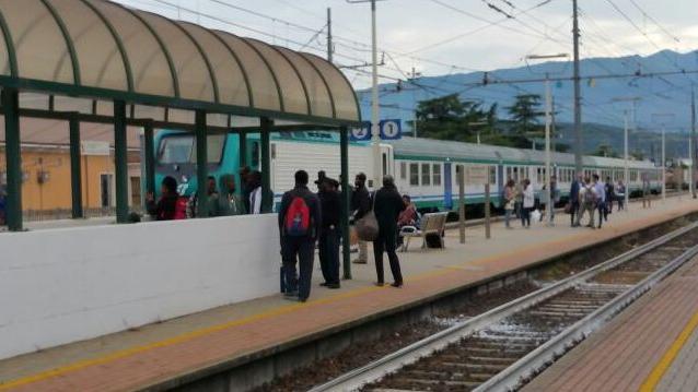 Il treno regionale 10962 fermo alla stazione di Domegliara un mese fa. La stessa situazione si è verificata ieri mattina