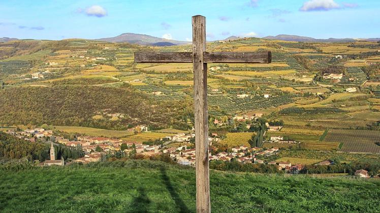 Una croce in collina sulla vallata di Mezzane