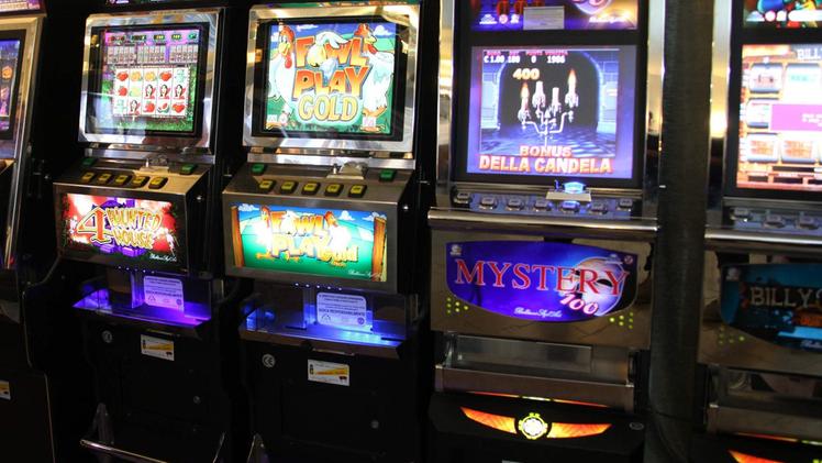 I vigili hanno sospeso l’attività di 77 slot machine in due locali