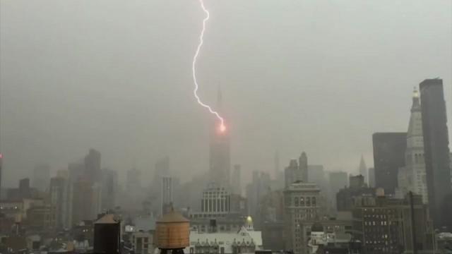 Il giornalista danese, Henrick Moltke, è riuscito a catturare il momento esatto in cui un fulmine colpisce l'Empire State Building, uno dei grattacieli più famosi e alti di New York. Il video, girato con uno smartphone dalla Fifth Avenue, è stato postato sulla pagina ufficiale Instagram del giornalista
