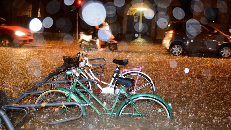 Una strada allagata: a Verona nella notte fra mercoledì  e ieri è  caduta  pioggia quanto in  un intero mese FOTO MARCHIORI