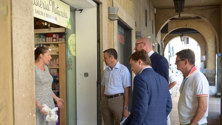 Il sindaco Tosi in sopralluogo in uno dei negozi danneggiati in corso Porta Borsari FOTO MARCHIORI