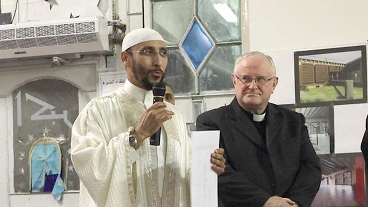 L’imam Guerfi e il vescovo Zenti in un incontro nella moschea