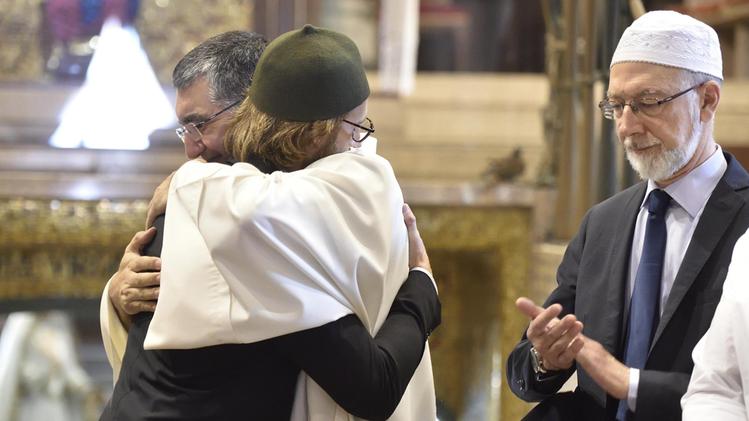 Musulmani e cristiani, l'abbraccio a Milano