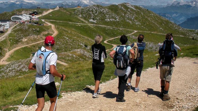 Un gruppo di escursionsti sul monte Baldo: il soccorso alpino consiglia di studiare prima ogni uscita
