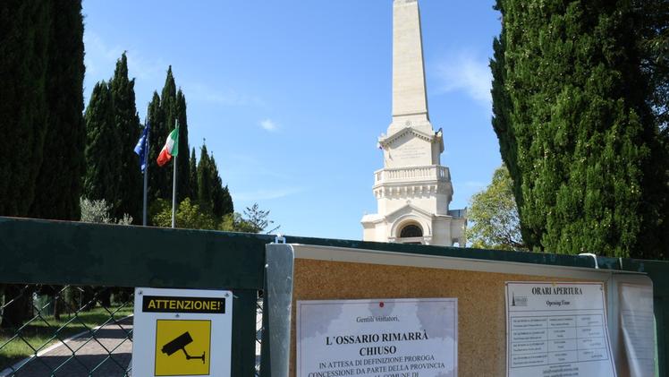Il cartello che spiega perché l’Ossario è chiuso: l’ingresso sbarrato non è andato giù ai visitatori FOTO PECORA