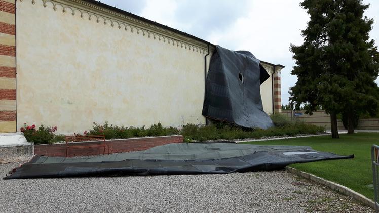 La copertura strappata al cimitero di Valeggio (foto Adami)