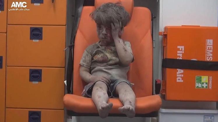 La foto diventata simbolo: il piccolo Omran in ambulanza