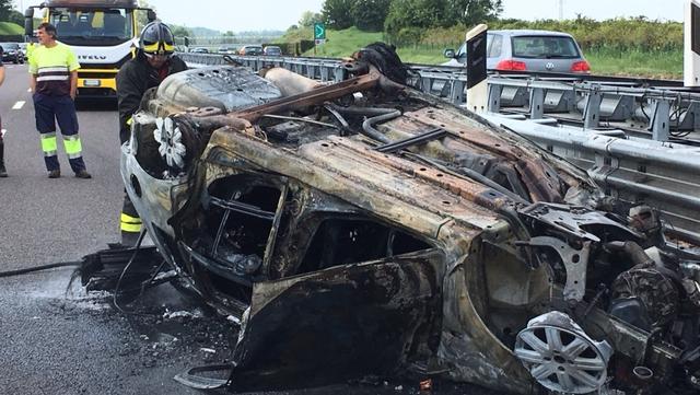 L'auto distrutta dalle fiamme (foto soccorsostradaleh24.it)