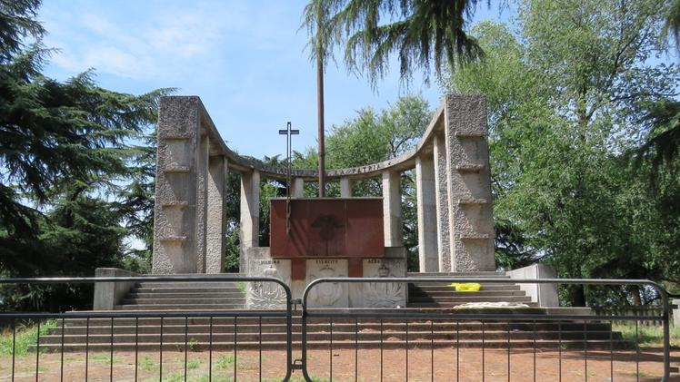 Il monumento ai caduti che sorge sulla sommità del parco della Motta FOTO AMATO