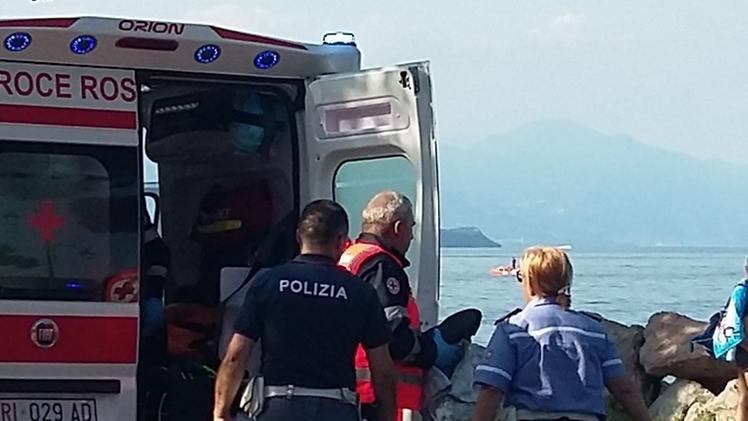 Ambulanza e soccorritori sul lago (foto Archivio)