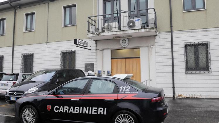 L’auto dei carabinieri: sul caso sta indagando il Nucleo Radiomobile