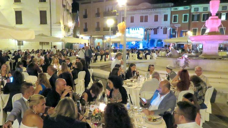 La cena di gala in una piazza dove anche la fontana si è colorata FOTO AMATO