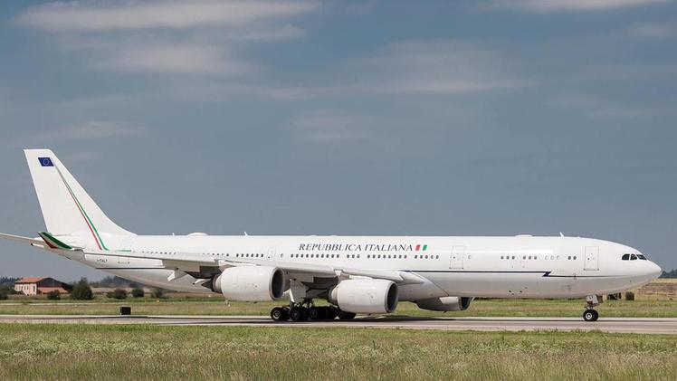 L’Airbus della presidenza del Consiglio ieri sulla pista dell’aeroporto Catullo