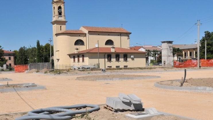I lavori nel piazzale accanto alla chiesa a Bosco di Zevio