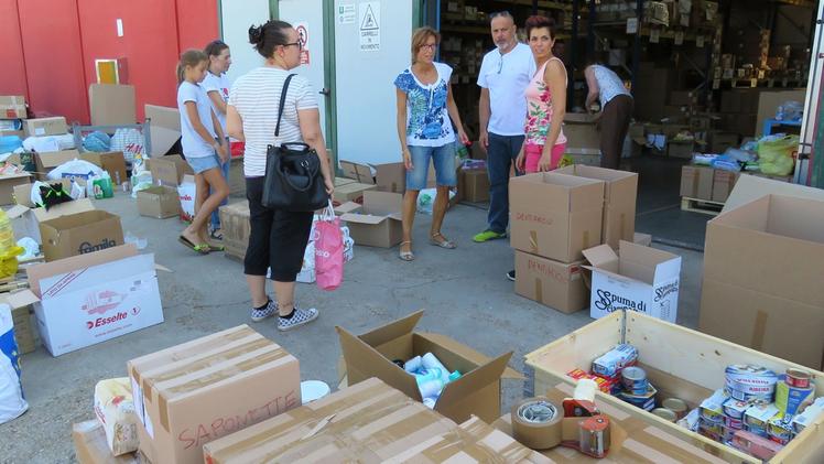 Alla Lovato spa di Gazzolo d’Arcole sono stati preparati centinaia di pacchi di aiuti DIENNE FOTO
