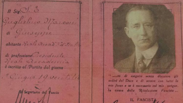 Francesco Chiantera, direttore del Museo,  e il macchinario elettromagnetico inventato da MarconiLa tessera fascista di Guglielmo Marconi
