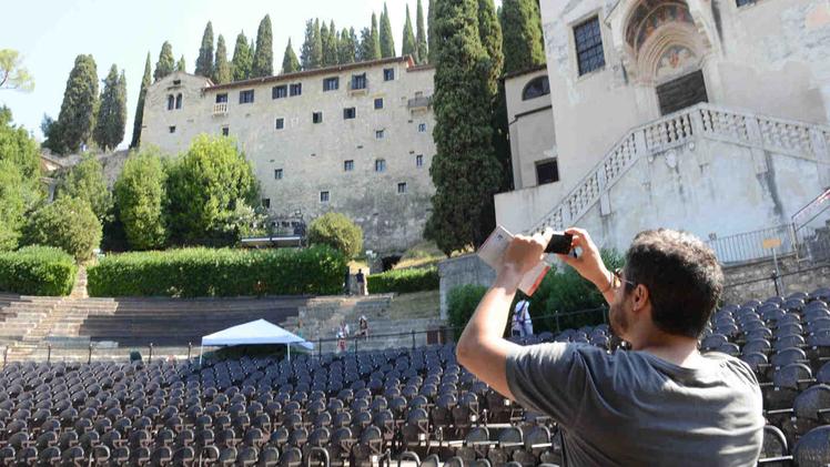 Un turista fotografa il Teatro Romano