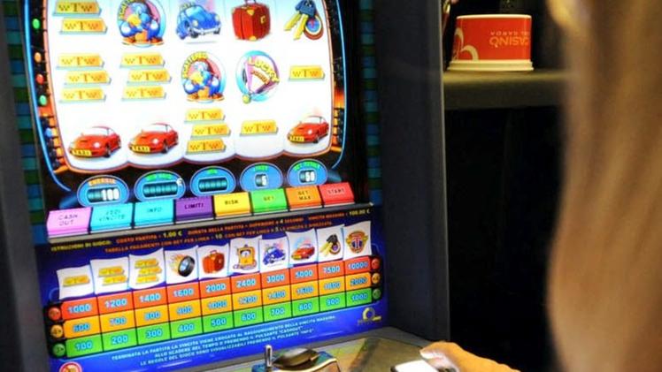 Una slot machine: il Comune ha ridotto da 15 a otto ore l’apertura