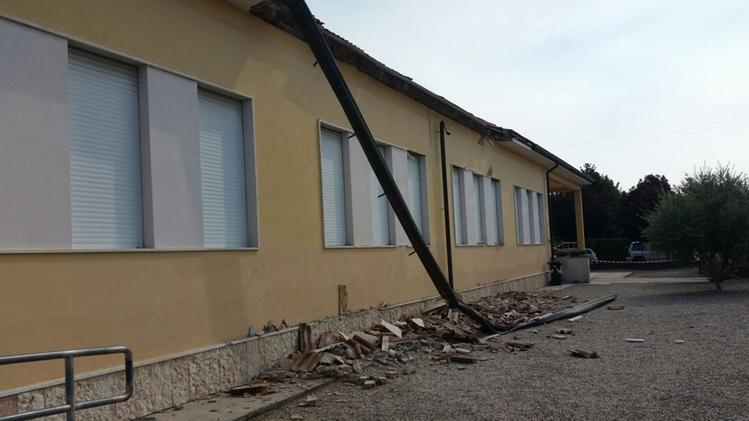 Il lungo cornicione crollato nella scuola elementare di Boschi Sant’Anna