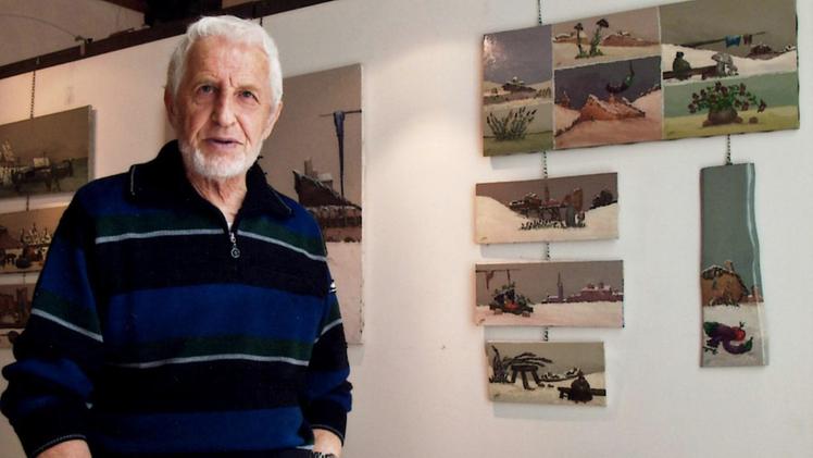 L’artista Mario Dalla Fini con alcune delle sue opere