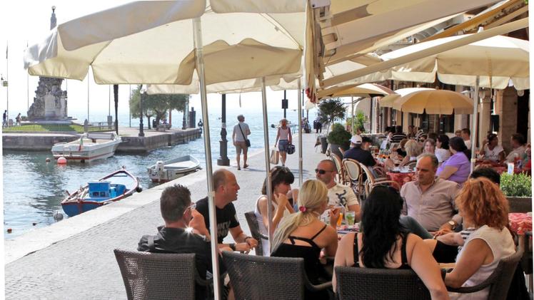 Turisti sul lago, Federalberghi rinnova l’allerta sul sommerso nel settore dell’ospitalità extra alberghiera