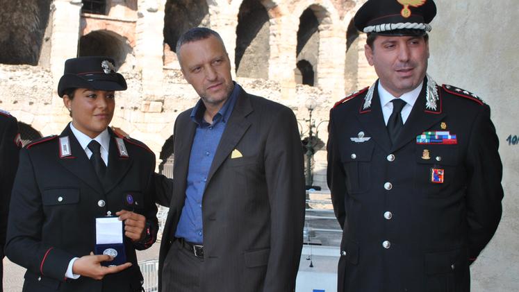 Il carabiniere Olga Gori riceve la medaglia dal sindaco