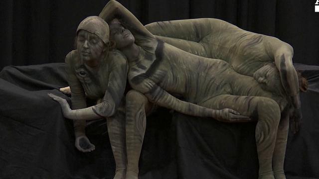 L'artista sudafricano Johannes Stoetter dipinge sui corpi delle modelle animali in via d'estinzione, come gli elefanti. Nel 2013 Stoetter, autodidatta, è diventato famoso per la sua rana tropicale, disegnata su cinque corpi