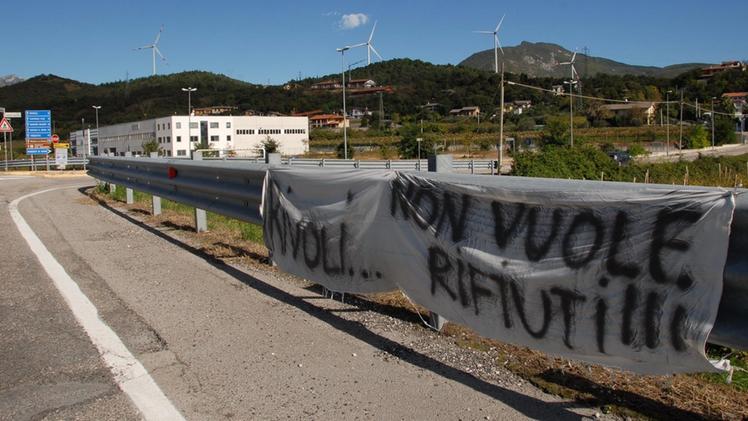 Un vecchio striscione di  protesta contro l’insediamento a Rivoli dell’impianto di Serit