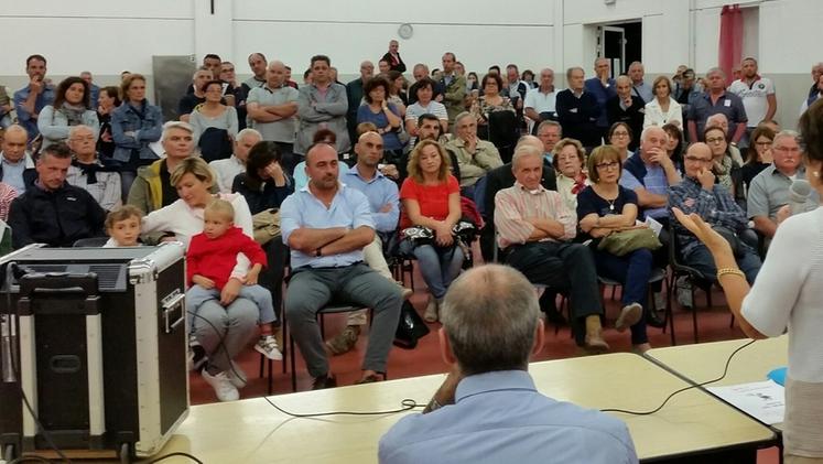 L’assemblea pubblica dell’altra sera a San Vito di Legnago: sta parlando il sindaco Clara Scapin