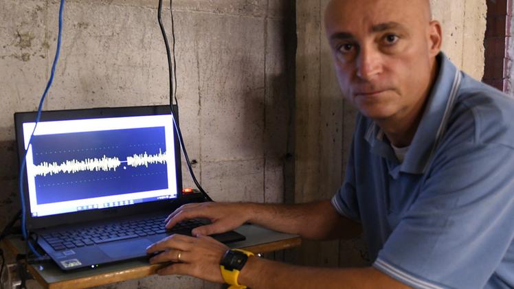 Il professor Massimo Bubani vicino al sismografo professionale FOTO PECORA