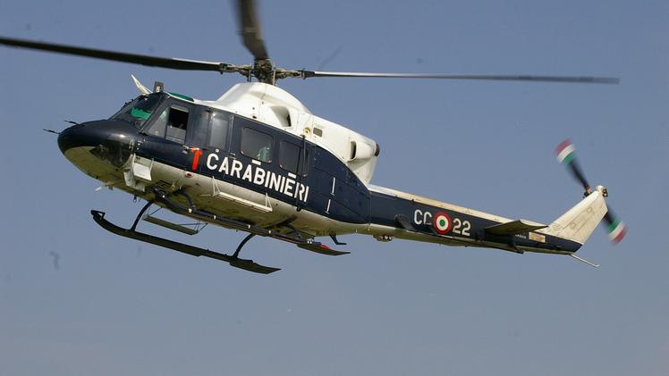 Il mezzo del Nucleo elicotteri dei carabinieri durante l’ispezione 