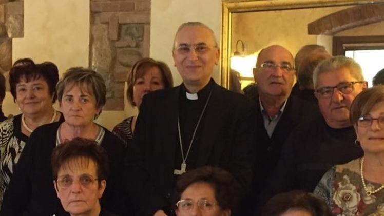 Monsignor Mario Zenari, nunzio apostolico in Siria dal 2009, in un incontro con papa FrancescoZenari con compagni di studi e amici ieri all’Antico Ristoro di Custoza
