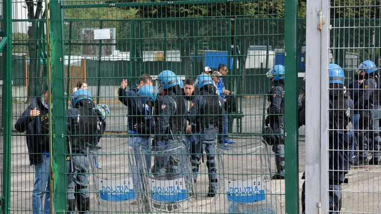Il cordone di carabinieri schierato all’esterno del Bentegodi per impedire contatti tra le tifoseriePoliziotti controllano i tifosi all’ingresso dello stadio FOTO DIENNE