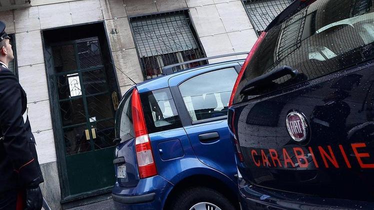 Un carabiniere sul luogo del delitto in via Crevacuore a Torino 