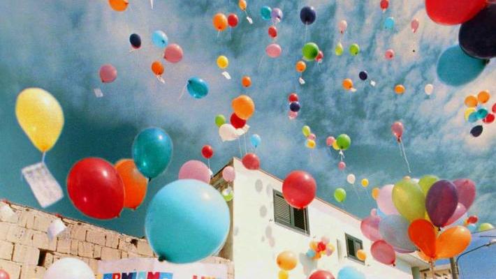 Palloncini colorati in cielo