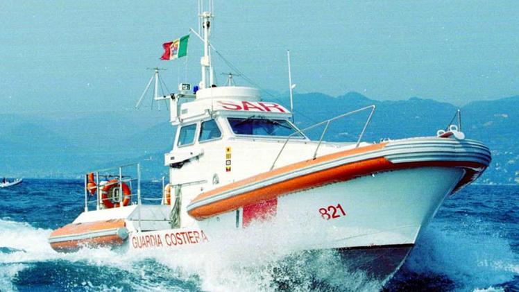 Una motovedetta della Guardia Costiera durante un servizio di controllo sul lago di Garda