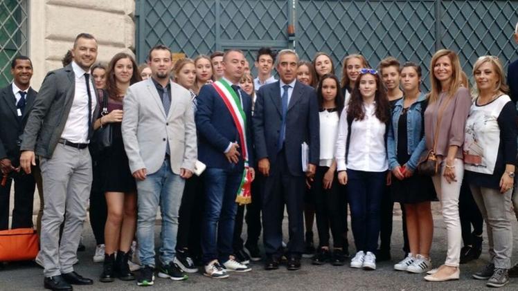 Gli  studenti «eccellenti» delle scuole medie di Vigasio in una foto scattata nel viaggio a Roma