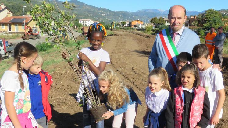 Il sindaco Edoardo Pallaro e i bambini alla festa degli alberi FOTO AMATO