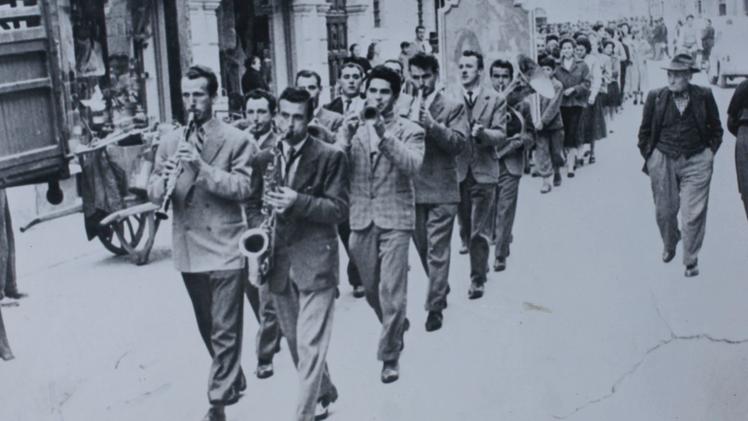 Una foto d’epoca:  calzaturieri in processione con la statua del patrono San Crispino. Fu scattata il 25 ottobre 1955