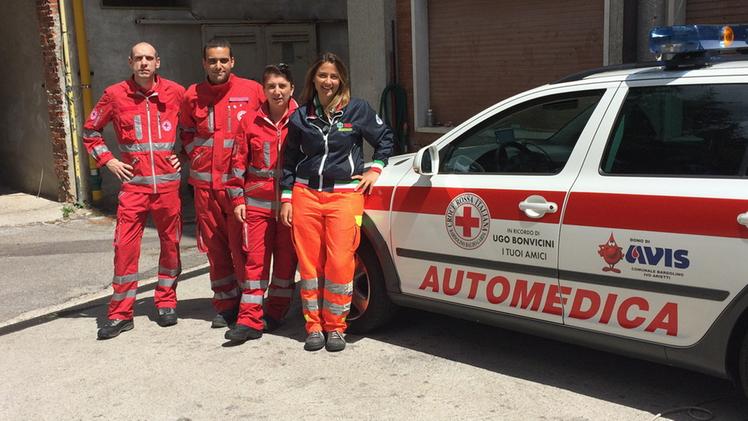 L’auto medica entrata in funzione ad agosto a Caprino con alcuni volontari della Croce Rossa