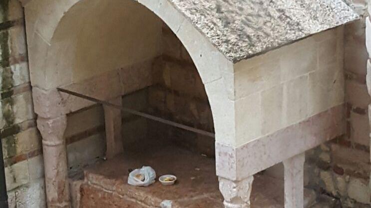 La nicchia dell’arca funeraria occupata dal bivacco in piazza Santi Apostoli è stata sgomberata