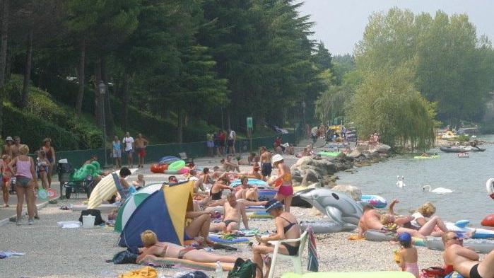 Bagnanti su una spiaggia del lago di Garda