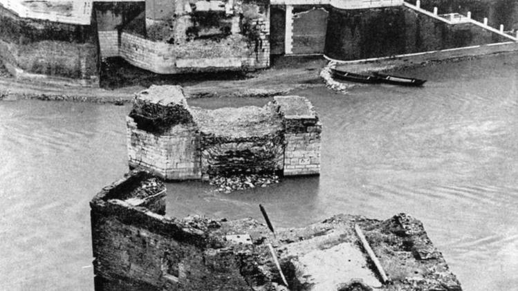 Rovine del ponte di Castelvecchio fatto saltare dai tedeschi nel ’45