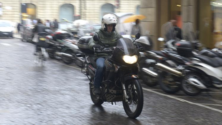 Motociclette e scooter in transito e in sosta in via Stella, in centro storico FOTO MARCHIORI