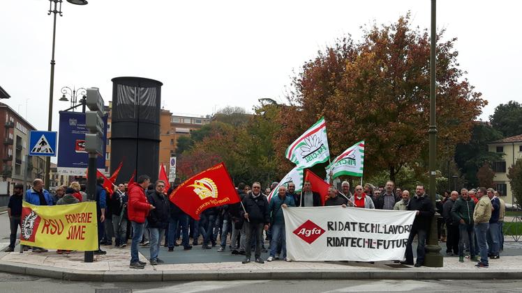 Il presidio dei lavoratori davanti a Confindustria (foto Lorandi)