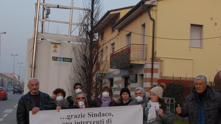 Il comitato anti traffico durante una manifestazione davanti alla centralina di Arpav in via Messedaglia